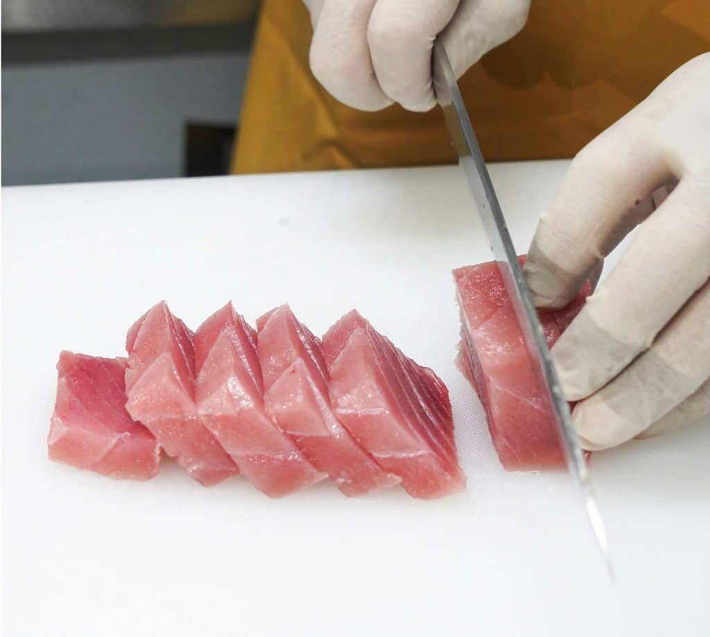 Cắt từng miếng cá ngừ đại dương Cắt từng miếng cá ngừ đại dương
